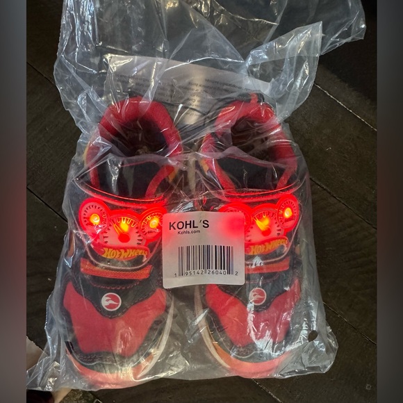 New Hot Wheels light up sneakers Toddler Boy Sz 9 Red Black Race cars 9T - Picture 4 of 14
